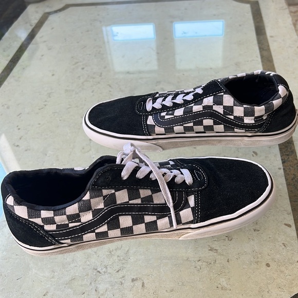 Men’s classic lace up black and white checkered Vans. Size 7.5 - Picture 4 of 5